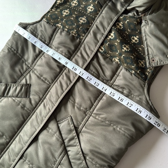 Beaver Canoe Olive Green Quilted Vest with Faux Fur Hood Fairisle Trim - Picture 14 of 16